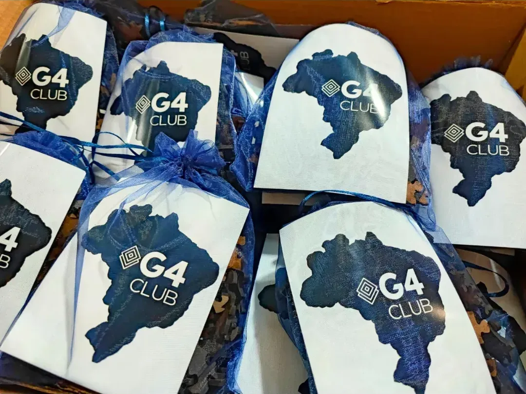 Kits em saquinho de organza com cartão da marca