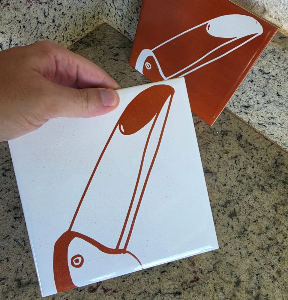 Azulejos cerâmicos com ilustração de tucano impressa