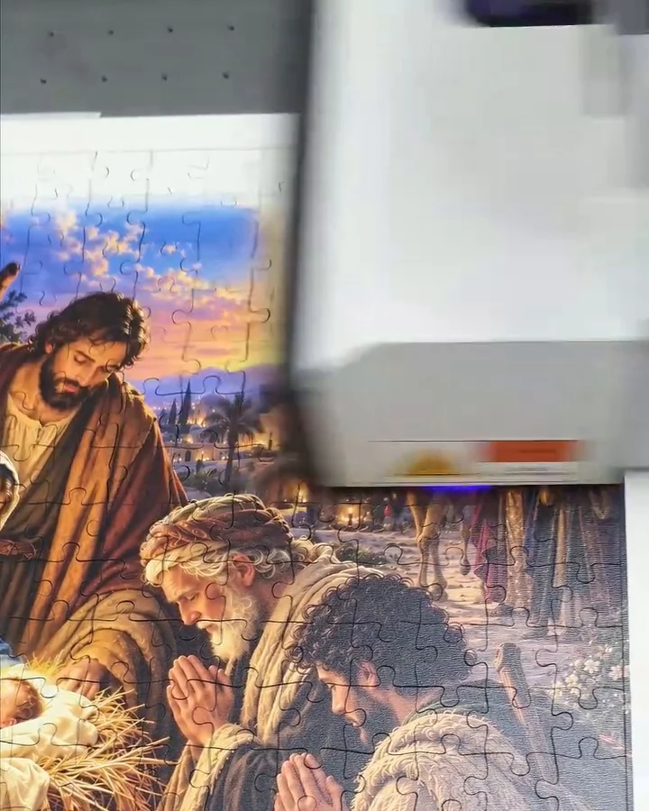 Cabeçote da impressora UV passando sobre um quebra-cabeça impresso